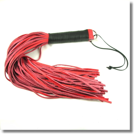 roter Flogger mit vielen Riemen