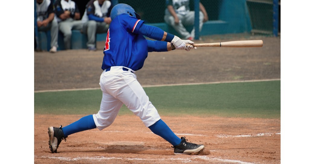 auf dem Bild ist ein Baseballspieler mit einem Baseballschl�ger von hinten