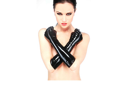 Frau mit schwarzen Handschuhen