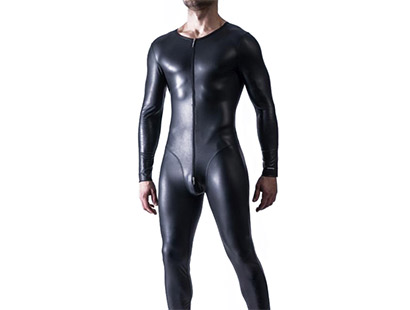 Mann in schwarzem Latexanzug