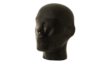 Kopf mit schwarzer Maske