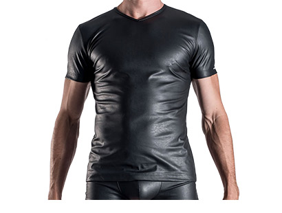 schwarzes Latexshirt am K�rper