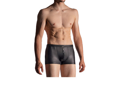 Mann mit schwarzen Shorts