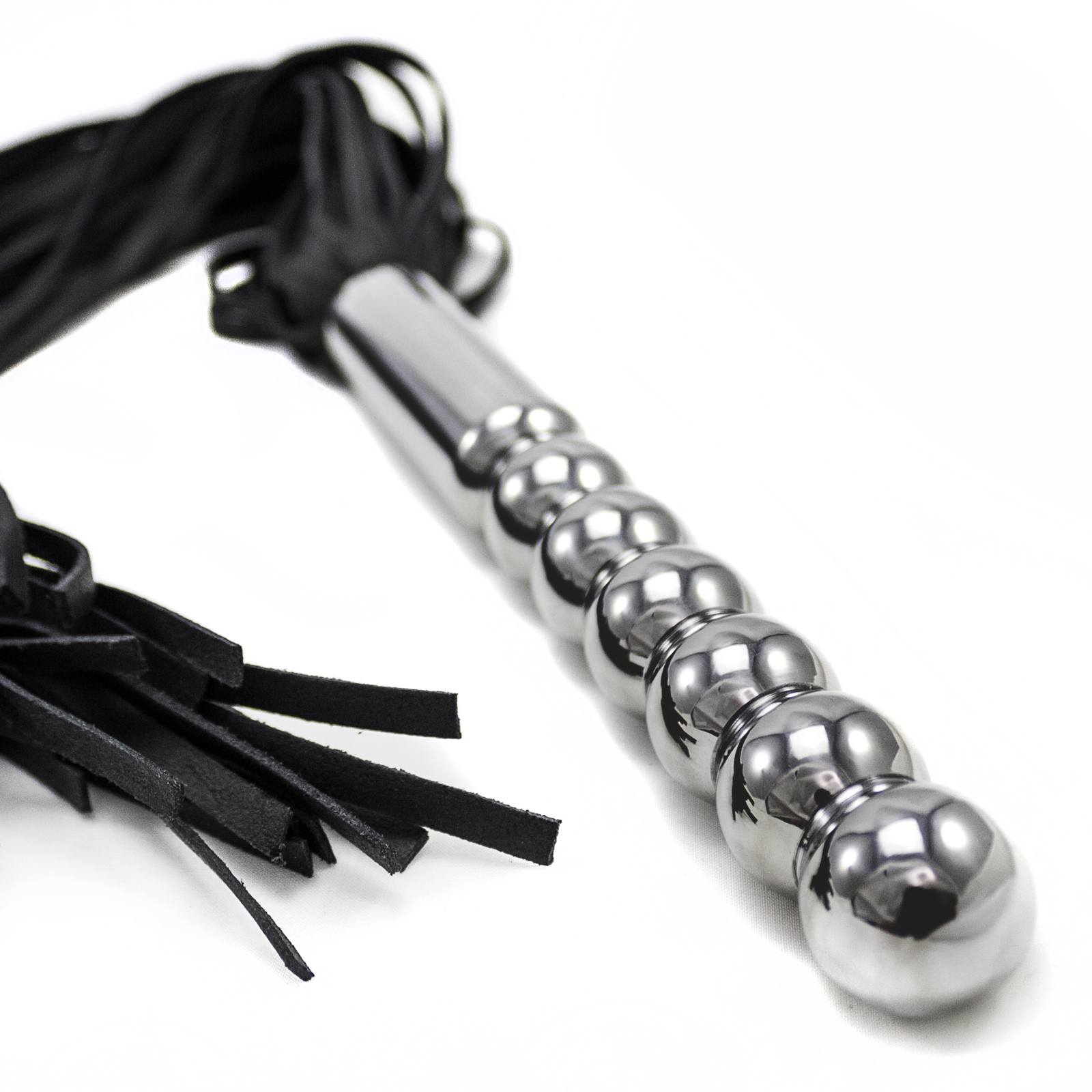 Lederpeitsche mit Dildo-Kugelgriff aus Aluminium
